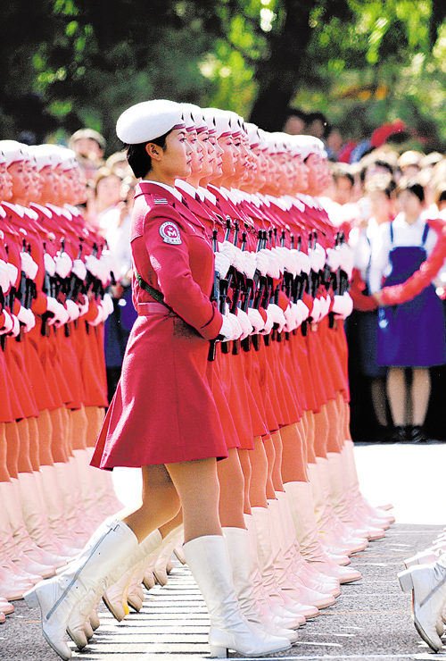 这是女民兵方队步入天安门广场.
