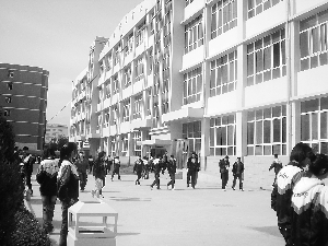 榆中县恩玲中学校园一角.  本报首席记者 梁峡林 摄