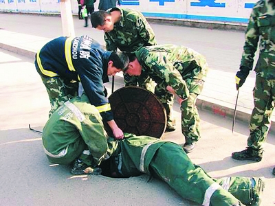 兰州消防官兵检查保养道路消火栓(图)-消防-甘