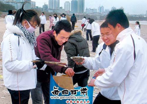 各校学生打扫城市卫生迎新年-城市卫生|新年-甘