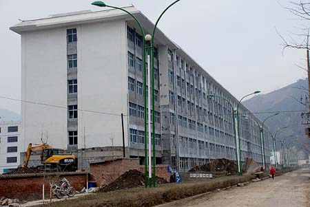深圳援建的康县学生公寓楼建设完工即将交付使用.崔定强摄