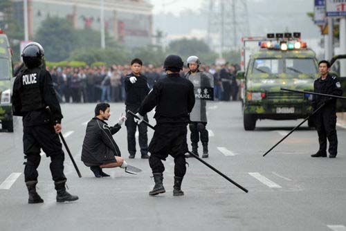 双刀<em>内裤男</em>背后是被抛弃者的卑微人生