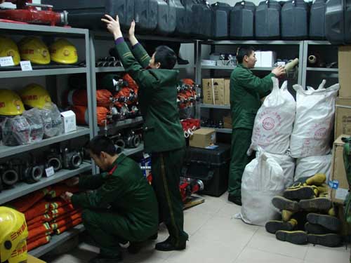 兰州消防支队盐场中队彻底打扫营区卫生迎接新