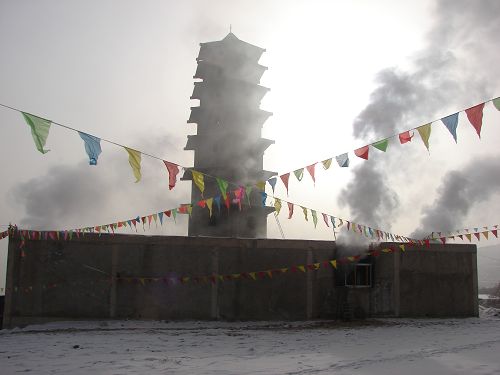 山顶寺庙起火 兰州消防七里河中队增援西固中