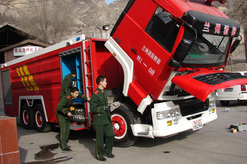 兰州消防支队特勤一中队狠爪冬季车辆安全防事