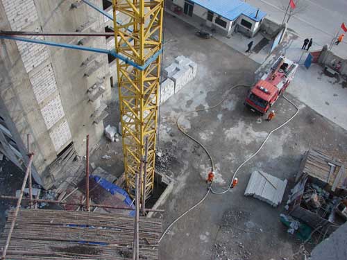 天水郡消防中队开展高层建筑沿内楼梯垂直铺设