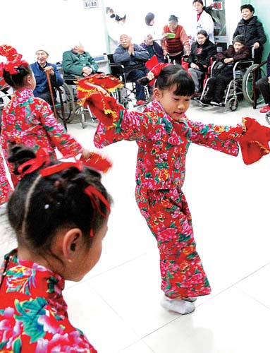 少先队员在苏州夕阳红护理院为老人表演舞蹈-