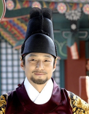 《同伊》池珍熙首演皇帝很开心-《同伊》|池珍