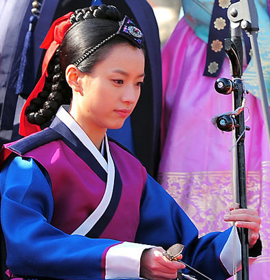 《同伊》池珍熙首演皇帝很开心-《同伊》|池珍