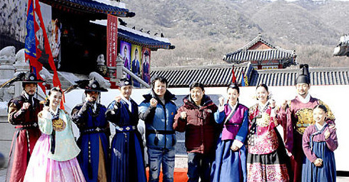 《同伊》池珍熙首演皇帝很开心-《同伊》|池珍熙-娱乐