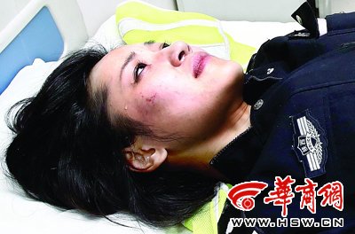 西安女交警被奔驰车碾断胳膊 泪求医生别剪警