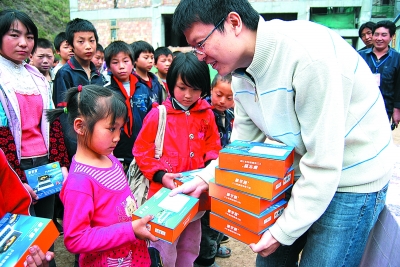 深圳审计人员为文县桥头小学学生捐赠学习机-