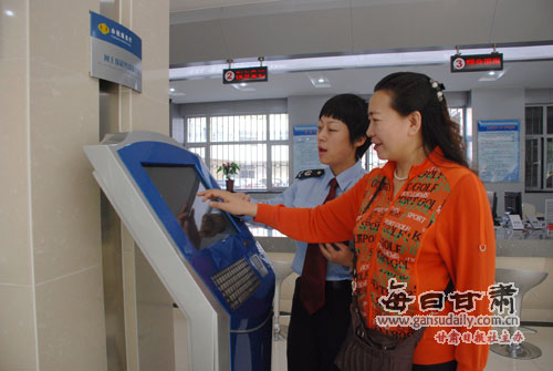 西固区地税局推行导税员特色纳税服务,强化办