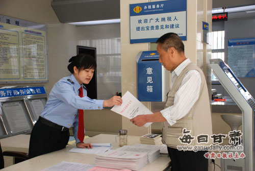 西固区地税局推行导税员特色纳税服务,强化办