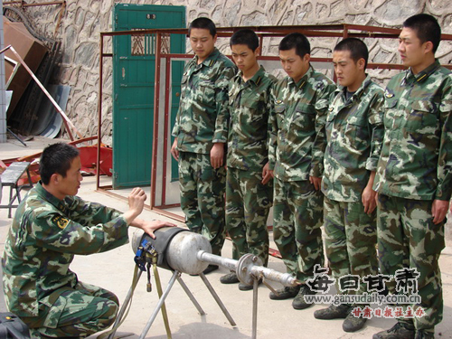 兰州消防入警大学生开展消防业务训练