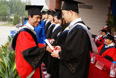 2、如何获得学士学位：如何获得学士学位证书