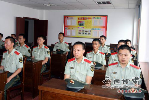 白银市会宁消防大队官兵积极向舟曲受灾人民捐