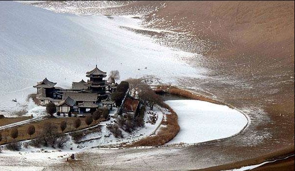 雪后月牙泉美景
