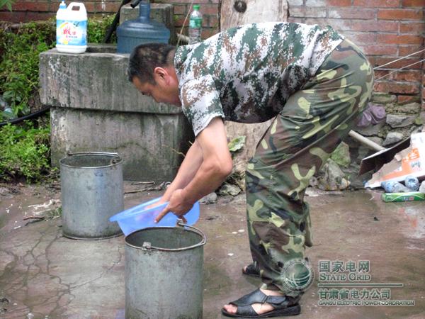 三十三条汉子的男保姆-陇南救灾报道-专稿