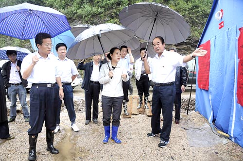 张晓兰在徽县调研指导抗洪救灾工作