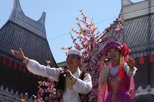 7月26日,东乡族青年"花儿"歌手在典礼上放声高歌