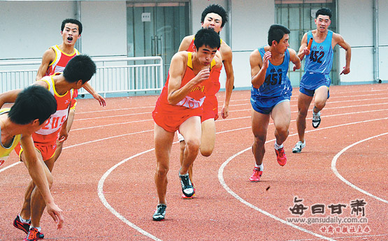 甘肃省运会田径赛上运动员奋力拼搏(图)