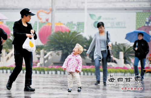 雨中玩耍的小朋友。本报记者 陈明哲 摄 国庆前,陇原大部将降温降雨 受未来三天冷空气较活跃影响 我省各地气温将下降5-7 每日甘肃网-兰州晨报讯 (记者 李林娜 通讯员 刘新伟) 近日来,冷空气频频来捣乱,让金城的秋天凉意袭人,9月28日,一场秋雨再次洒落金城,温度也下降到12.