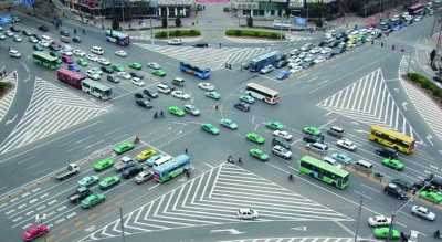 (交通问题)开车在一个十字路口,在只能右转的车道,且右转不通行,直行