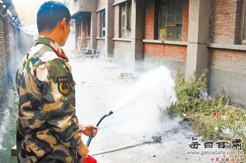 兰州:住户强忍马蜂骚扰数月 消防火攻歼灭马