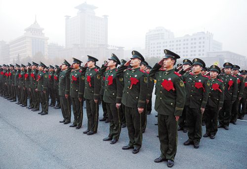 退伍的老兵向国旗敬礼(图)