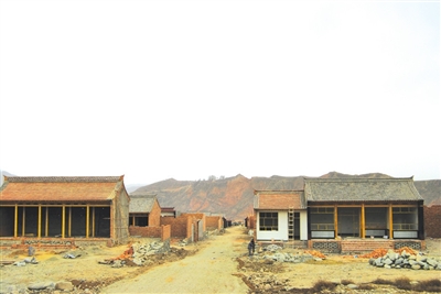 图四,正在建设中的大河家镇甘河滩村保安族民宅小区.记者 马秀梅 摄