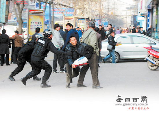 兰州警方突查二手手机摊贩 4分钟抓获收销赃嫌