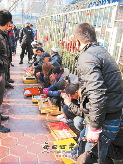 兰州警方突查二手手机摊贩 4分钟抓获收销赃嫌