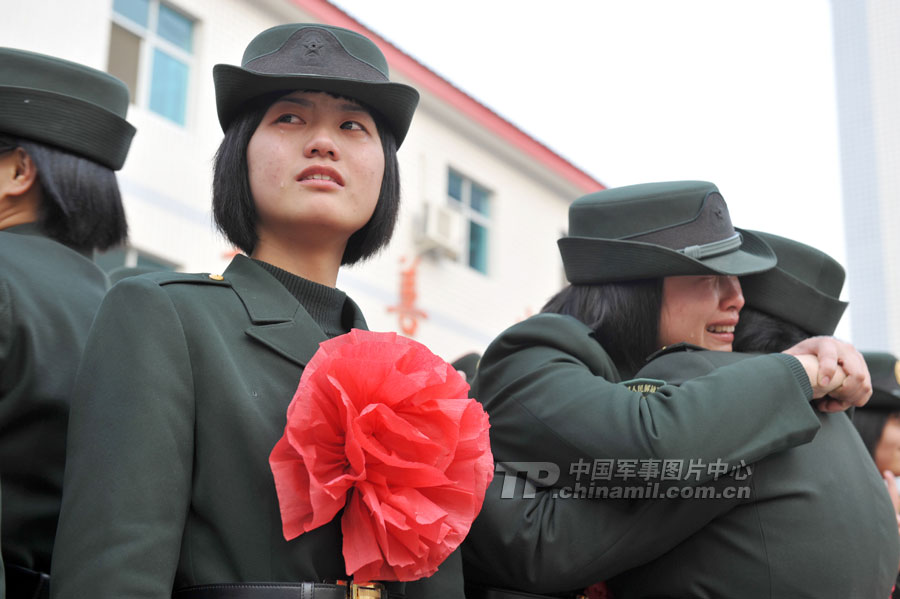 退伍女兵泪洒军营
