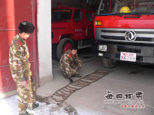 甘南州夏河消防中队认真做好大风降温降雪天气