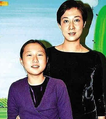 传<em>房祖名</em>与 <em>小龙女</em> 会面 兄妹同桌吃饭-<em>房祖名</em>