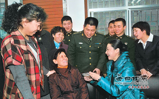 兰州酒泉路社区与驻军单位邀请老人共迎腊八节