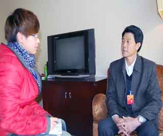 关于手机报如何报道省两会的毕业论文范文