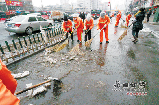 第一现场:消防管道爆裂冰冻西津东路(图)-第一