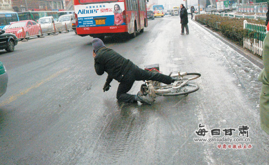 第一现场:消防管道爆裂冰冻西津东路(图)-第一