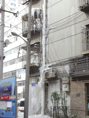 兰州城关区 居民楼下水管破裂楼外挂冰柱 下水管 社区 每日甘肃 甘肃