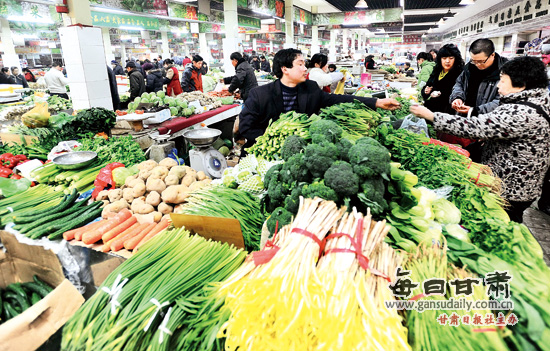 春节期间 兰州市场蔬菜品种丰富供应充足(图)