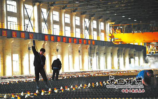 白银有色集团公司铜冶炼厂车间内一派繁忙景象