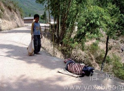 男子装截肢爬行乞讨 2008-11-05 流浪者行乞遭打骂后将无辜女童割喉