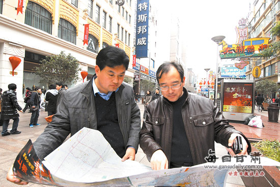 寻找榆中失踪女童:榆中警方搜寻可疑蓝衣妇女