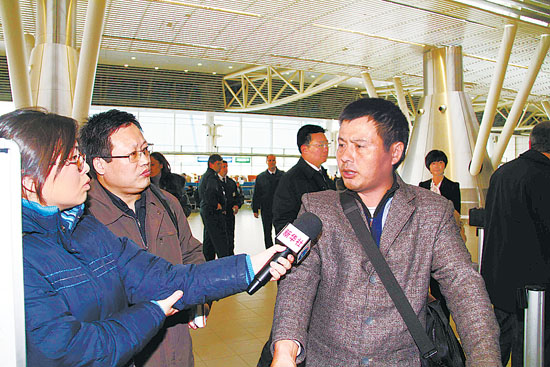 中国驻突尼斯使馆工作组赴突利边境帮助撤离中