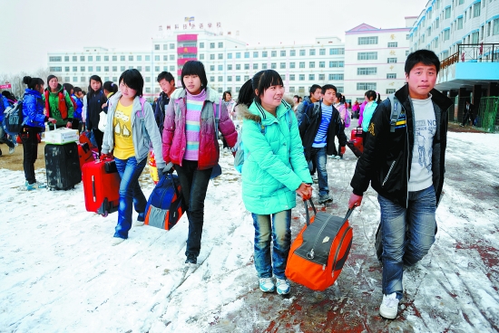 中高一学生到达当前就读的兰州科技外语学校-