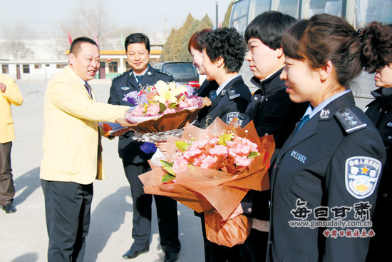 三八妇女节快乐:新通力驾校节日慰问女交警-