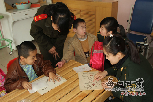 金昌消防支队女干部文职雇员妇女节走进福利院