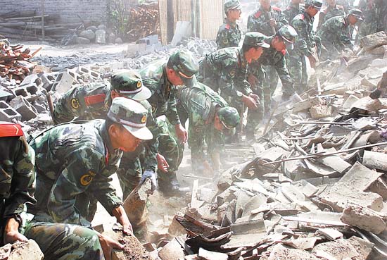 关注盈江地震:武警官兵在拆除危房